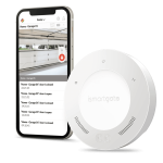 En smartphone og en smart home-enhed. Telefonskærmen viser en app-grænseflade med en liste over statusopdateringer til garageporten og en videofeed af garagen. Smart home-enheden, mærket "ismartgate LITE - Fjernstyret Låge & portåbner via. Din Smartphone eller PC - (Max 1 tilslutning af låge eller port)," er rund med flere knapper og indikatorer til styring af dit fjernstyret låge.