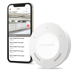 En smartphone og en smart home-enhed. Telefonskærmen viser en app-grænseflade med en liste over statusopdateringer til garageporten og en videofeed af garagen. Smart home-enheden, mærket "ismartgate LITE - Fjernstyret Låge & portåbner via. Din Smartphone eller PC - (Max 1 tilslutning af låge eller port)," er rund med flere knapper og indikatorer til styring af dit fjernstyret låge.