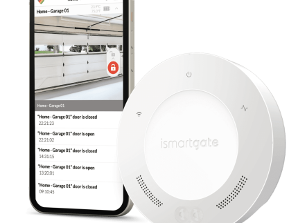En smartphone og en smart home-enhed. Telefonskærmen viser en app-grænseflade med en liste over statusopdateringer til garageporten og en videofeed af garagen. Smart home-enheden, mærket "ismartgate LITE - Fjernstyret Låge & portåbner via. Din Smartphone eller PC - (Max 1 tilslutning af låge eller port)," er rund med flere knapper og indikatorer til styring af dit fjernstyret låge.