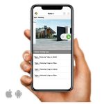 En hånd, der holder en smartphone, der viser ismartgate LITE-appen til hjemmeautomatisering. Appen indeholder muligheder for at åbne og lukke en parkeringslåge, der fungerer som fjernport og døråbner via smartphone eller pc. Ikoner til Apple og Android er placeret i nederste venstre hjørne, og viser kompatibilitet med begge operativsystemer.