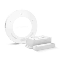 En hvid, rund smart home-enhed med indikatorlys og logo på fronten er placeret ved siden af en mindre rektangulær sensor og en flad magnetstrimmel. Dette er ismartgate LITE - Fjernstyret Låge & portåbner via. Din Smartphone eller PC (Max 1 tilslutning af låge eller port), perfekt til dem, der har brug for en fjernstyret portløsning. Objekterne er placeret på en hvid baggrund.