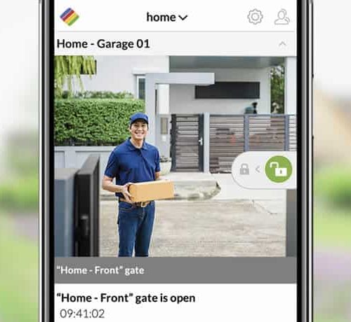 En smartphone-skærm viser ismartgate LITE app-grænsefladen. Optagelserne viser en udbringer i blå uniform, der holder en pakke ved hovedporten til et hus. Appen angiver, at porten er åben, med det aktuelle tidspunkt vist som 09:41:02.
