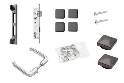 Havelåge 2D Panelfyld 8/6/8mm Rammeløs "BLACKY" Komplet er en omfattende samling af dørbeslag til en rammeløs låge, herunder et dørhåndtag, lås, slagplade, skruer, to rektangulære dørstoppere, fire firkantede klæbende puder, og en lille pose med møtrikker og bolte sat mod en hvid baggrund.