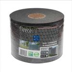 En rulle sort FLEECELINE stof til syn- og vindbeskyttelse, primært brugt med dobbeltwire Panelhegn hegn. Denne Afskærmning rulle er mærket med produktdetaljer, herunder en længde på 26 meter og en højde på 19 cm. Mærket indeholder også "PVC-fri" tekst og forskellige produktbilleder.