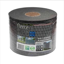 En rulle sort FLEECELINE stof til syn- og vindbeskyttelse, primært brugt med dobbeltwire Panelhegn hegn. Denne Afskærmning rulle er mærket med produktdetaljer, herunder en længde på 26 meter og en højde på 19 cm. Mærket indeholder også "PVC-fri" tekst og forskellige produktbilleder.