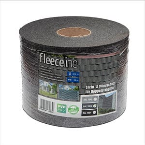 En rulle sort FLEECELINE stof til syn- og vindbeskyttelse, primært brugt med dobbeltwire Panelhegn hegn. Denne Afskærmning rulle er mærket med produktdetaljer, herunder en længde på 26 meter og en højde på 19 cm. Mærket indeholder også "PVC-fri" tekst og forskellige produktbilleder.
