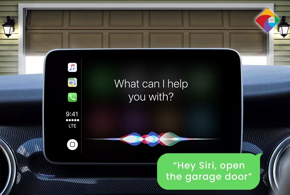 Billedet viser en bil-dashboard-skærm med Siri aktiveret og viser "Hvad kan jeg hjælpe dig med?" Baggrunden afslører en lukket garageport. En grøn taleboble nederst til højre siger: "Hey Siri, åbn garagedøren," som demonstrerer en sikker indgang til dit køretøj.