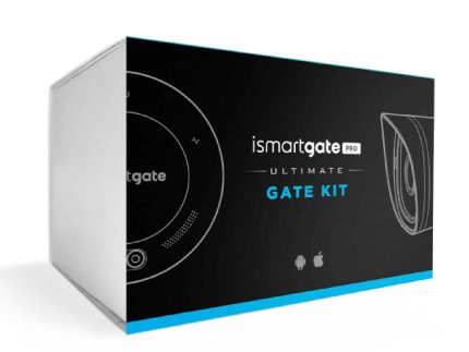 En produktboks mærket "ismartgate PRO - Fjernstyret signal til dine låger eller porte, via. Din Smartphone eller PC - (Op til 3 tilslutninger af låger eller porte)," vises. Det slanke sort-hvide design inkluderer billeder, der indikerer kompatibilitet med iOS- og Android-enheder, og styring via et fjernsignal fra en smartphone eller pc. Hovedteksten er i hvid med branding til venstre og et billede af enheden til højre.