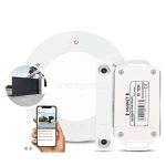 The ismartgate LITE - Fjernstyret Låge & portåbner via. Din Smartphone eller PC (Max 1 tilslutning af låge eller port) vises på en hvid baggrund med en hovedkontrolenhed og sensor ved siden af en smartphone med garage-relaterede kontroller synlige på dens app. En cirkulær indsats viser en moderne garageportåbning med Apple- og Android-logoer vist i bunden.