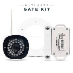 Billede af Ultimate Gate Kit, inklusive et trådløst sikkerhedskamera med infrarøde LED'er, en cirkulær hvid base og en rektangulær magnetisk sensor mærket med tekniske detaljer. Sættet indeholder også ismartgate LITE til portåbner via smartphone. Baggrunden er hvid med "Ultimate Gate Kit" øverst.