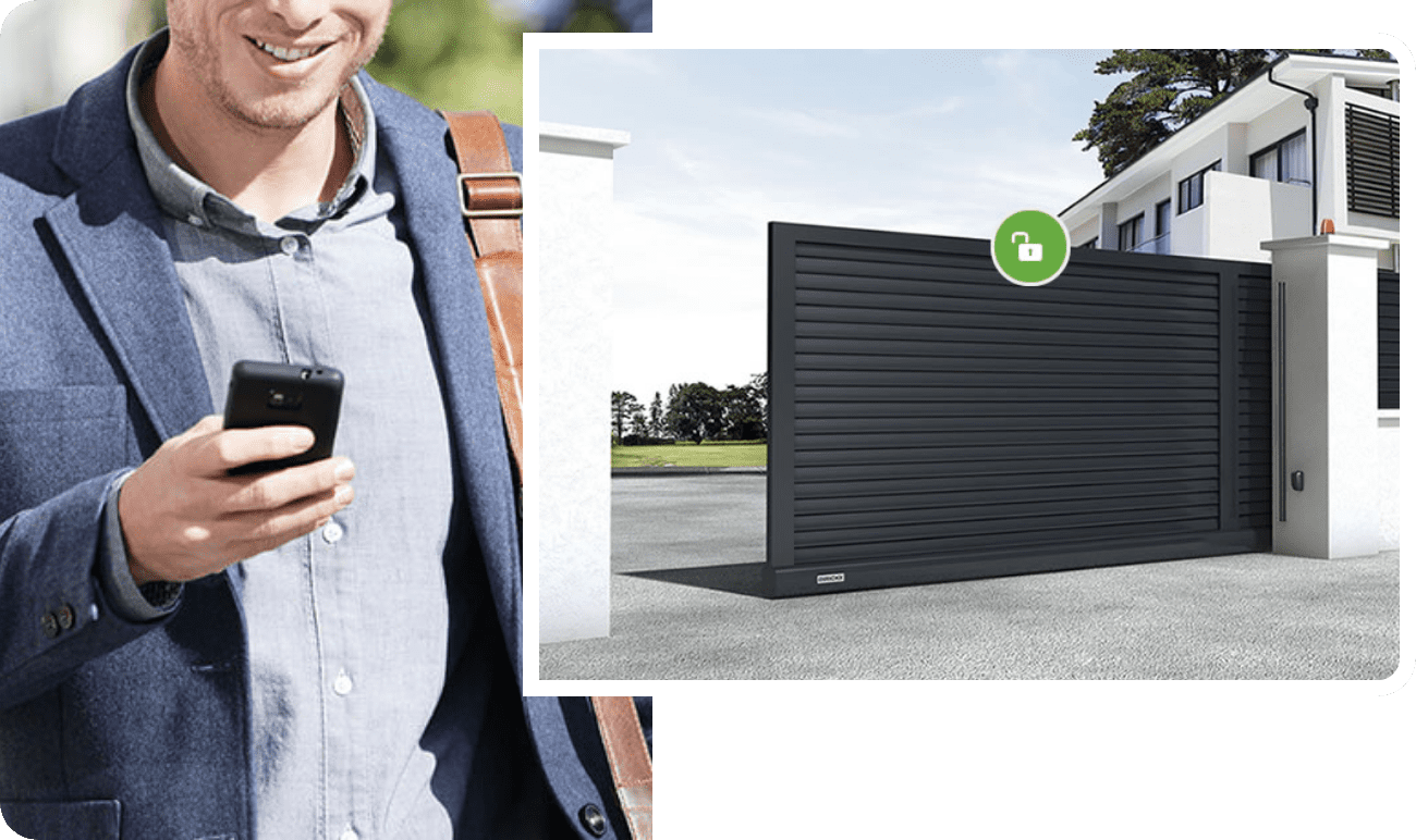 En mand i en blå blazer holder en smartphone og smiler. Billedet er opdelt med et andet afsnit, der viser en moderne sort skydeport ved siden af en hvid bygning. Der er et ikon af en lås over porten, hvilket indikerer, at den kan fjernstyres via smartphone eller pc ved hjælp af ismartgate LITE - Fjernstyret Låge & portåbner via. Din Smartphone eller PC (Max 1 tilslutning af låge eller port).