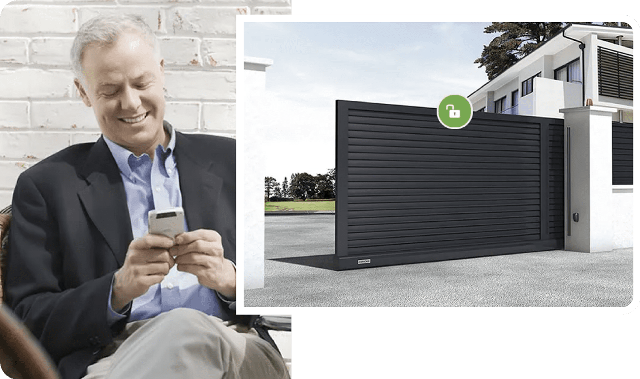 En mand i jakkesæt sidder behageligt og smiler, mens han bruger sin smartphone. Ved siden af ham ses et billede af en moderne sort skydeport foran et moderne hus, med et grønt hængelåsikon, der indikerer, at det er sikkert låst af fjernstyret låge ved hjælp af ismartgate LITE - Fjernstyret Låge & portåbner via din Smartphone eller PC (Max 1 tilslutning af låge eller port).