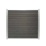 Komposit Hegn med galvaniseret stålstolper & u-skinner - Type 1 er et firkantet hegnspanel med et moderne, slankt design. Den har vandrette mørkebrune lameller lavet af kompositmateriale, understøttet af galvaniserede lysegrå lodrette metalstolper på hver side. Hegnet giver et moderne udseende velegnet til udendørs rum.