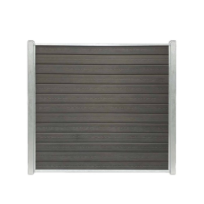 Komposit Hegn med galvaniseret stålstolper & u-skinner - Type 1 er et firkantet hegnspanel med et moderne, slankt design. Den har vandrette mørkebrune lameller lavet af kompositmateriale, understøttet af galvaniserede lysegrå lodrette metalstolper på hver side. Hegnet giver et moderne udseende velegnet til udendørs rum.