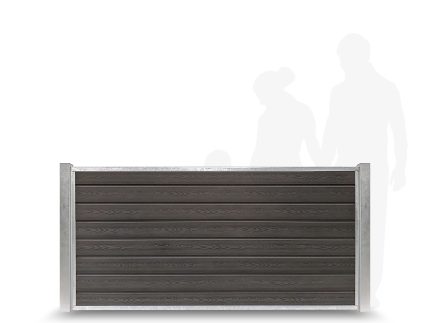 Et moderne vandret Komposit Hegn panel med en mørk trælignende finish og sølvgalvaniseret stålstolper står foran en hvid baggrund. Silhuetter af en mand, kvinde og barn er svagt synlige, hvilket indikerer hegnets højde i forhold til deres størrelser.