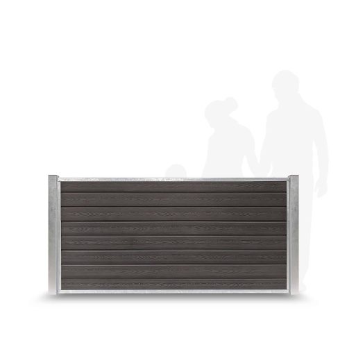 Et moderne vandret Komposit Hegn panel med en mørk trælignende finish og sølvgalvaniseret stålstolper står foran en hvid baggrund. Silhuetter af en mand, kvinde og barn er svagt synlige, hvilket indikerer hegnets højde i forhold til deres størrelser.