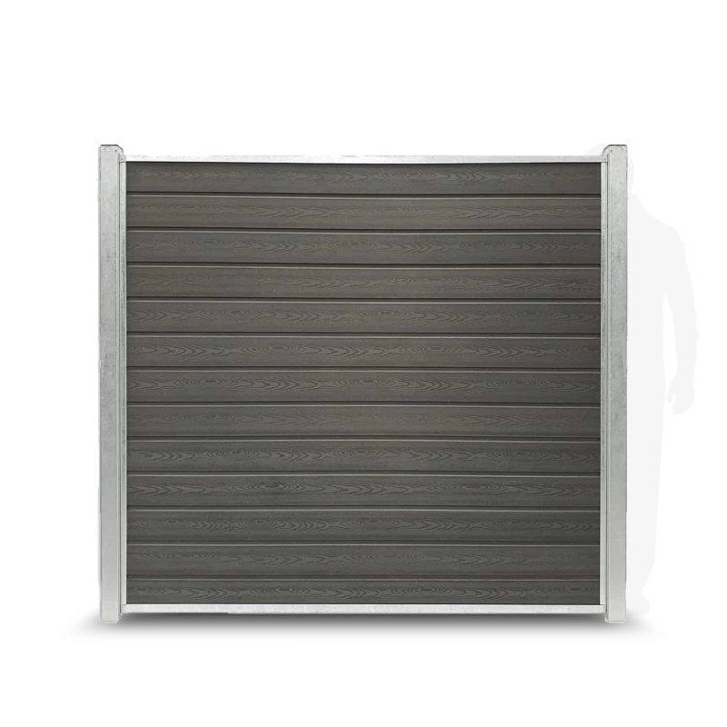 Et stort, firkantet haveskærmspanel med vandrette mørke trælameller sat inden for en robust metalramme af Sort/Antracit galvaniseret stålstolper, vist på en hvid baggrund.