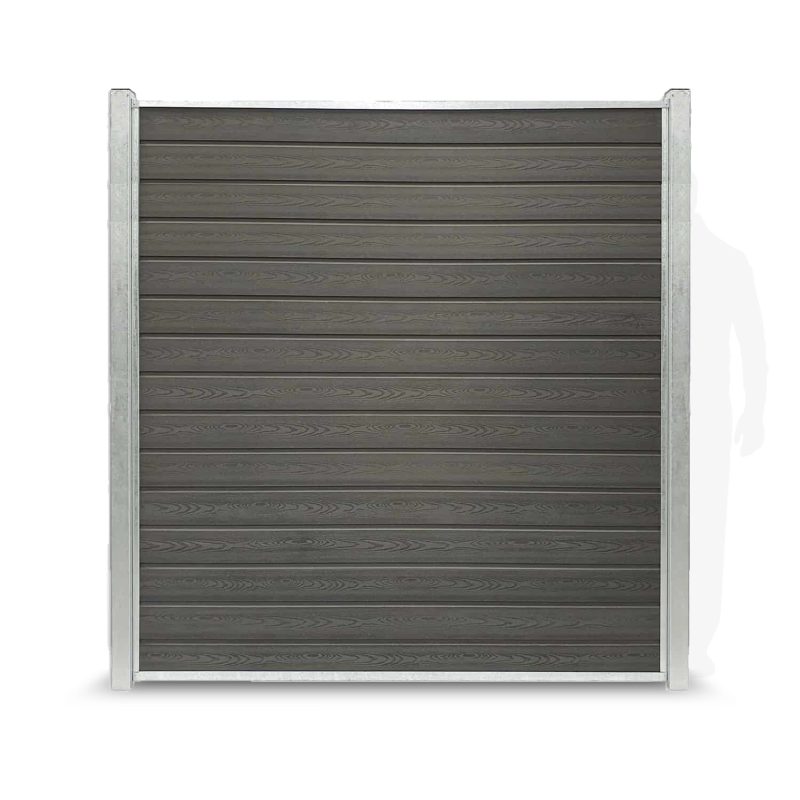 Et mørkebrunt Komposit Hegn-panel med en træstruktur i en metallisk ramme. Panelet har vandrette lameller og understøttes af to sølvgalvaniserede stålstolper på hver side.