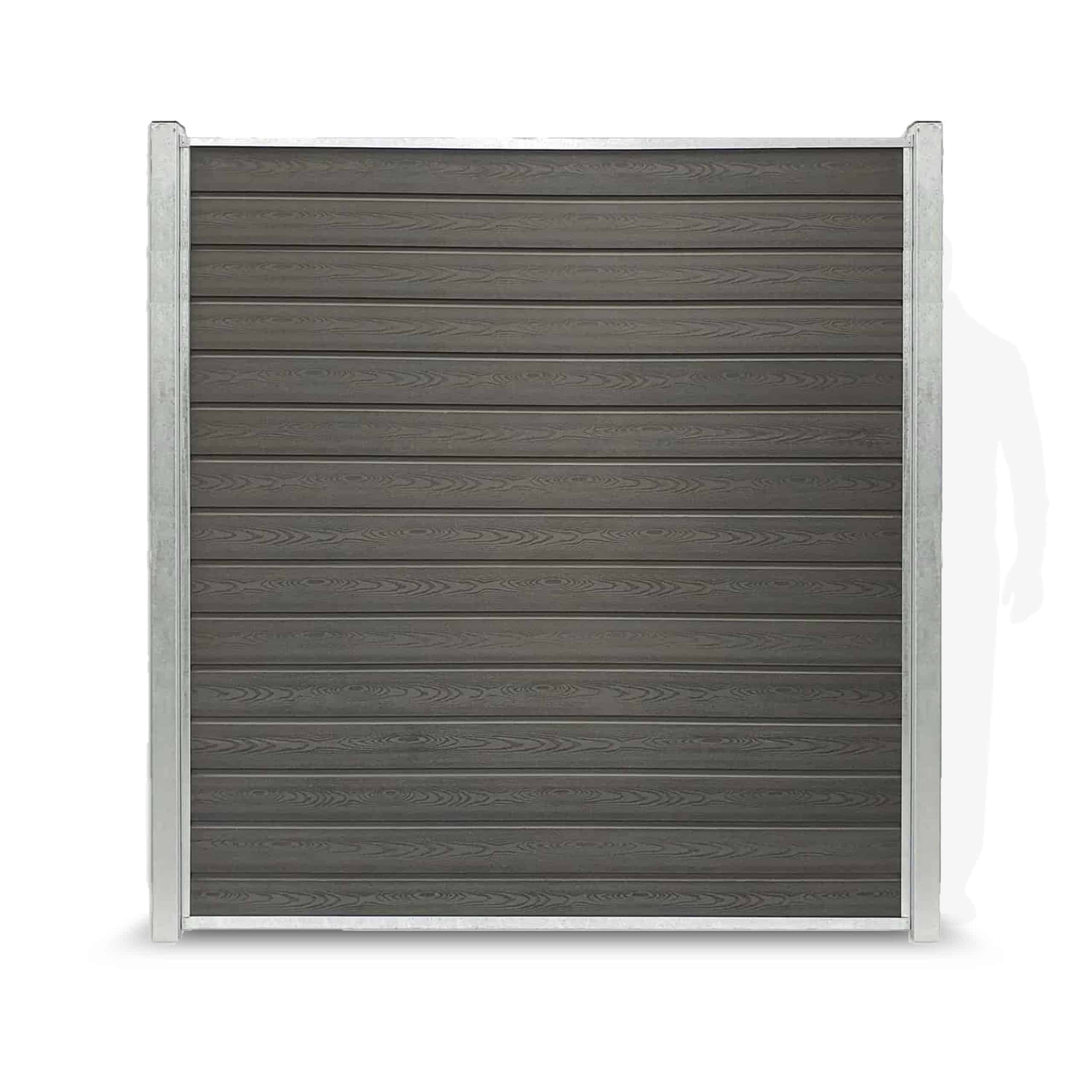 Et mørkebrunt Komposit Hegn-panel med en træstruktur i en metallisk ramme. Panelet har vandrette lameller og understøttes af to sølvgalvaniserede stålstolper på hver side.