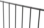 Et nærbillede af Metal Hegn "BLACKY" 2D Panel Pulverlakeret Sort Metalrækværk med lodrette stænger, der viser en del af den øverste vandrette bjælke og flere jævnt fordelte lodrette stænger mod en almindelig hvid baggrund.