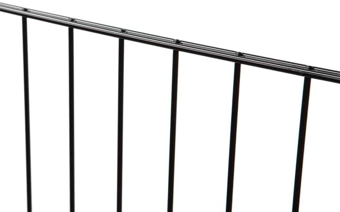 Et nærbillede af Metal Hegn "BLACKY" 2D Panel Pulverlakeret Sort Metalrækværk med lodrette stænger, der viser en del af den øverste vandrette bjælke og flere jævnt fordelte lodrette stænger mod en almindelig hvid baggrund.
