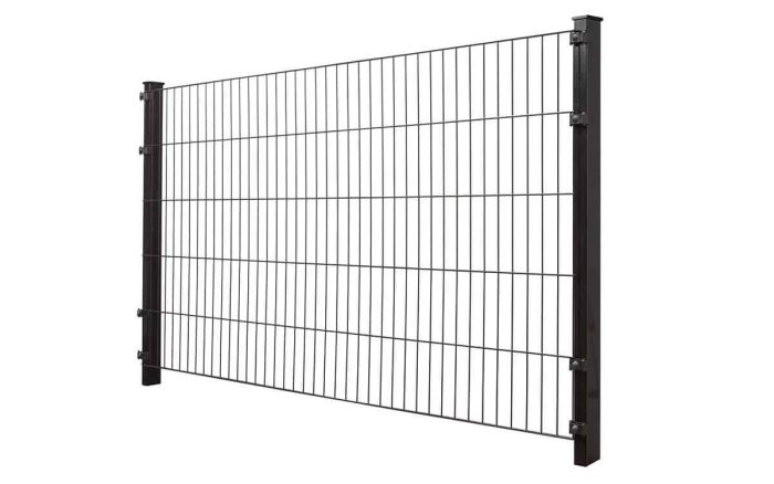 Et "SORT" 2D Panel Pulverlakeret Sort Metal Hegn, med lodrette og vandrette ledninger i et rektangulært gittermønster, understøttet af to sorte stålstolper på hver side. Baggrunden er hvid.