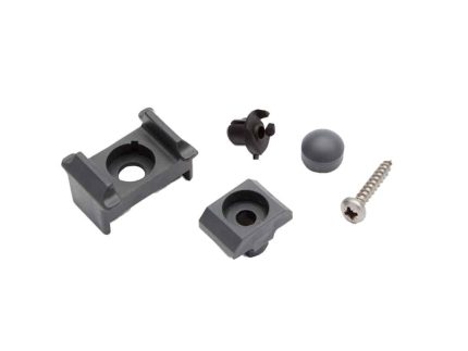 Punkt Beslag Sæt til 60x40 stolper/panelhegn er et sæt grå plastik- og metalkomponenter, inklusive to monteringsbeslag, en lille cirkulær hætte, et lille sort stykke med fire ben og en stjerneskrue.