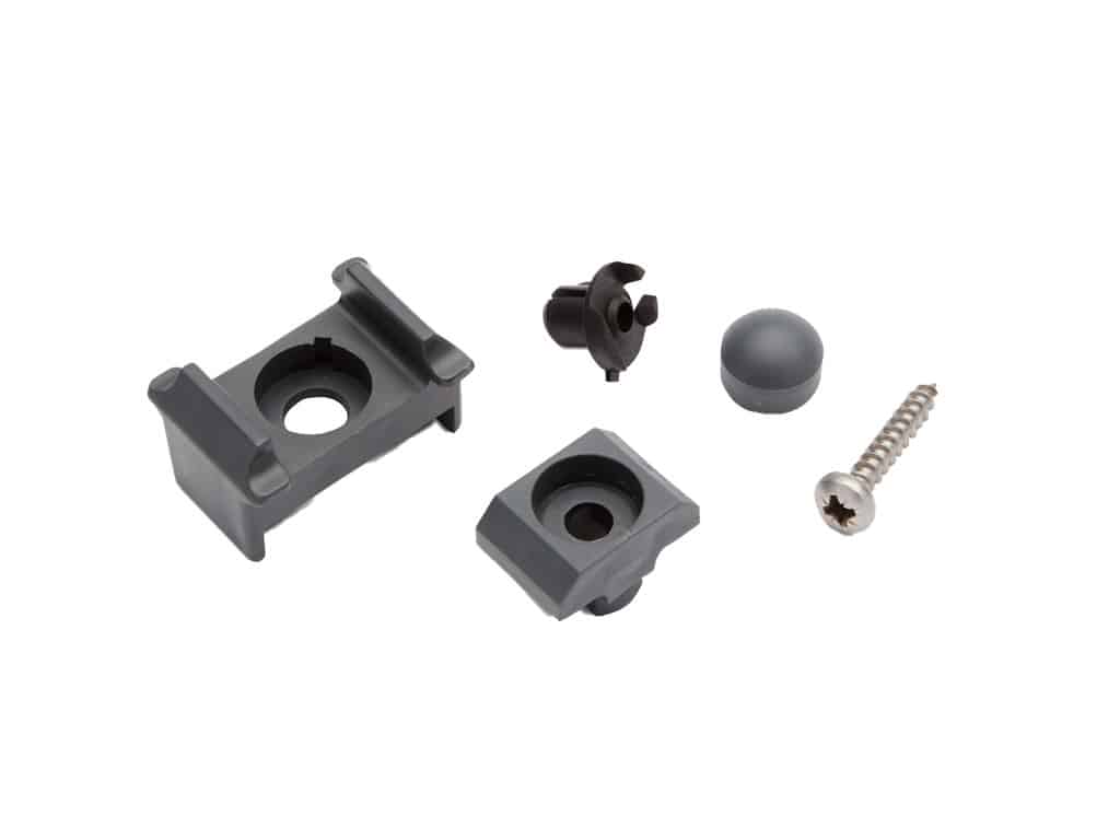 Punkt Beslag Sæt til 60x40 stolper/panelhegn er et sæt grå plastik- og metalkomponenter, inklusive to monteringsbeslag, en lille cirkulær hætte, et lille sort stykke med fire ben og en stjerneskrue.