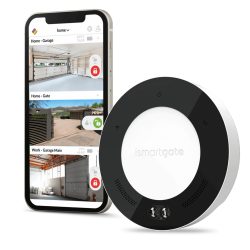En smartphone eller pc, der viser grænsefladen til en smart home-app, står oprejst ved siden af en rund, sort-hvid smart home-enhed mærket "ismartgate PRO". Appen viser kontroller for forskellige lokationer som "Hjem - Garage" og "Arbejde - Garage Hoved" med statusindikatorer, der tillader fjernstyret signalstyring til dine låger eller porte via din smartphone eller pc med op til 3 tilslutninger.