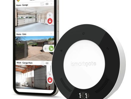 En smartphone eller pc, der viser grænsefladen til en smart home-app, står oprejst ved siden af en rund, sort-hvid smart home-enhed mærket "ismartgate PRO". Appen viser kontroller for forskellige lokationer som "Hjem - Garage" og "Arbejde - Garage Hoved" med statusindikatorer, der tillader fjernstyret signalstyring til dine låger eller porte via din smartphone eller pc med op til 3 tilslutninger.