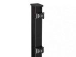 Beskrivelse: "BLACKY" Metal Stolpe 60x40mm er en pulverlakeret sort metalstolpe med to sorte monteringsbeslag, der er justeret lodret på fronten. Beslagene er placeret nær toppen og midten af stolpen, alle sat mod en almindelig hvid baggrund.
