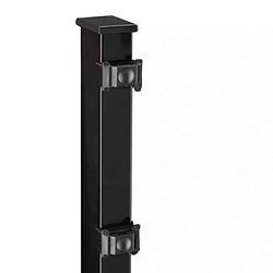 Beskrivelse: "BLACKY" Metal Stolpe 60x40mm er en pulverlakeret sort metalstolpe med to sorte monteringsbeslag, der er justeret lodret på fronten. Beslagene er placeret nær toppen og midten af stolpen, alle sat mod en almindelig hvid baggrund.