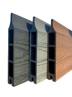 En række af tre Type 1-kompositterrassebrædder fra Komposit Hegn-kollektionen, med hule centre og vist lodret for at vise deres forskellige farver - mørkegrå, lysegrå og brun - fra venstre mod højre. Hvert bræt har en træstruktur på overfladen og er sat mod en almindelig grøn baggrund, hvilket gør dem ideelle til dit komposit hegn-projekt med galvaniserede stålstolper og U-kanaler.