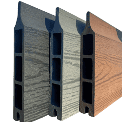 En række af tre Type 1-kompositterrassebrædder fra Komposit Hegn-kollektionen, med hule centre og vist lodret for at vise deres forskellige farver - mørkegrå, lysegrå og brun - fra venstre mod højre. Hvert bræt har en træstruktur på overfladen og er sat mod en almindelig grøn baggrund, hvilket gør dem ideelle til dit komposit hegn-projekt med galvaniserede stålstolper og U-kanaler.