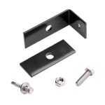 Et Vinkelbeslag til midt stolpe - Låge, hegn og vægbeslag kit med forskellige komponenter vises på en hvid baggrund. Sættet indeholder en sort L-formet vinkelbeslag, en sort rektangulær plade med et hul, en skrue med en skive, en sekskantmøtrik og en bolt.