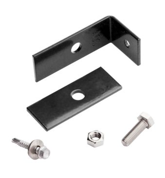 Et Vinkelbeslag til midt stolpe - Låge, hegn og vægbeslag kit med forskellige komponenter vises på en hvid baggrund. Sættet indeholder en sort L-formet vinkelbeslag, en sort rektangulær plade med et hul, en skrue med en skive, en sekskantmøtrik og en bolt.