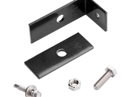 Et Vinkelbeslag til midt stolpe - Låge, hegn og vægbeslag kit med forskellige komponenter vises på en hvid baggrund. Sættet indeholder en sort L-formet vinkelbeslag, en sort rektangulær plade med et hul, en skrue med en skive, en sekskantmøtrik og en bolt.