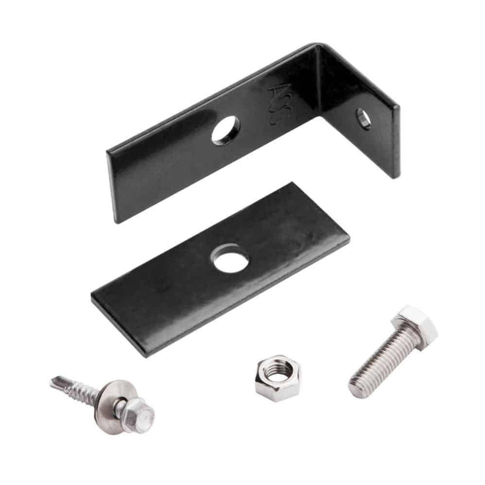 Et Vinkelbeslag til midt stolpe - Låge, hegn og vægbeslag kit med forskellige komponenter vises på en hvid baggrund. Sættet indeholder en sort L-formet vinkelbeslag, en sort rektangulær plade med et hul, en skrue med en skive, en sekskantmøtrik og en bolt.