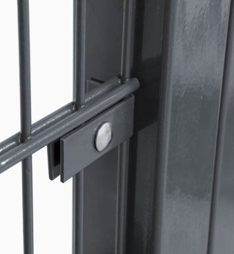 Nærbillede af Vinkelbeslag til midt stolpe - Låge, hegn og vægbeslag, der viser en sort metalport med lodrette stænger sikkert fastgjort af en central låsemekanisme, der holdes på plads af en cirkulær bolt. En nærliggende stolpe forstærker portens robuste konstruktion, mens dens blanke finish smukt reflekterer lyset.