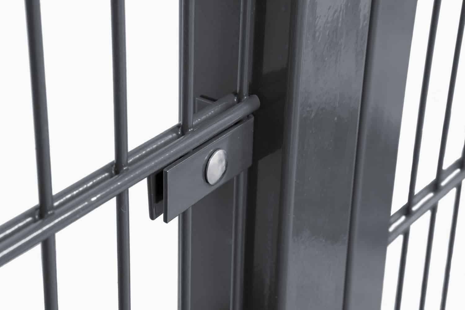 Nærbillede af Vinkelbeslag til midt stolpe - Låge, hegn og vægbeslag, der viser en sort metalport med lodrette stænger sikkert fastgjort af en central låsemekanisme, der holdes på plads af en cirkulær bolt. En nærliggende stolpe forstærker portens robuste konstruktion, mens dens blanke finish smukt reflekterer lyset.