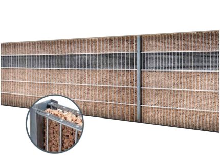 The Gabionhegn - Panelhegn "SLEEKNOTE" 2D OVERFL.Behandl? væggen har et metaltrådsnet fyldt med sten, der danner et rektangulært gittermønster, der sikkert holder klipperne på plads. En cirkulær indsats giver et nærbillede af det detaljerede SLEEKNOTE-trådnet og stenene i det. Væggen er præcist justeret vandret for et lige, rent udseende.
