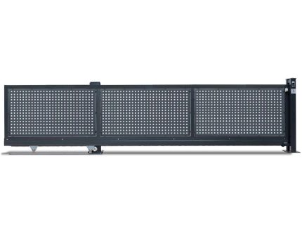 En slank, moderne Skydeport "Sesam" 2D Alu port skydeport lavet af sort metal med perforerede paneler. Porten er opdelt i tre hovedsegmenter, understøttet af et lille hjul til venstre og fastgjort til en lodret stolpe til højre, designet til beboelse eller kommerciel brug.