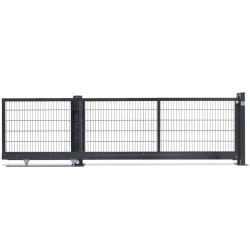 En stor sort Skydeport "MORITS" 2D Panel hegn 6/5/6 MM sikkerhedsport lavet af metalstænger og en robust ramme. Lågen har hjul på bunden for nem glidning og er designet til industriel eller kommerciel brug. Det er installeret på en betonoverflade.