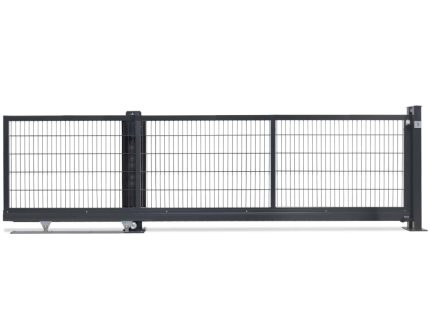 En stor sort Skydeport "MORITS" 2D Panel hegn 6/5/6 MM sikkerhedsport lavet af metalstænger og en robust ramme. Lågen har hjul på bunden for nem glidning og er designet til industriel eller kommerciel brug. Det er installeret på en betonoverflade.