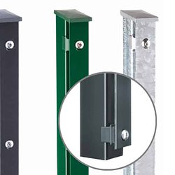 Nærbillede af tre hegnspæle af metal, en sort, en grøn og en sølvfarvet. Den sorte stolpe har et forstørret billede i en cirkel, der viser en detaljeret låsemekanisme med en lås. Stålstolper 60x40mm med dækliste TYPE KA Komplet (Ideel til fodplade) stolper har rektangulære profiler og hætter på toppen.
