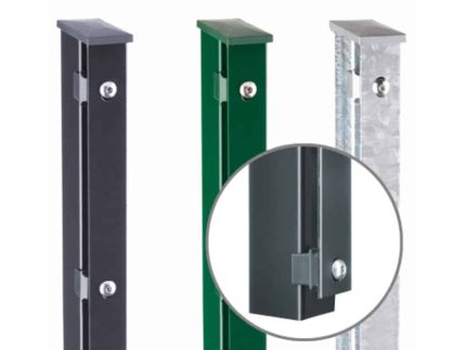 Nærbillede af tre hegnspæle af metal, en sort, en grøn og en sølvfarvet. Den sorte stolpe har et forstørret billede i en cirkel, der viser en detaljeret låsemekanisme med en lås. Stålstolper 60x40mm med dækliste TYPE KA Komplet (Ideel til fodplade) stolper har rektangulære profiler og hætter på toppen.