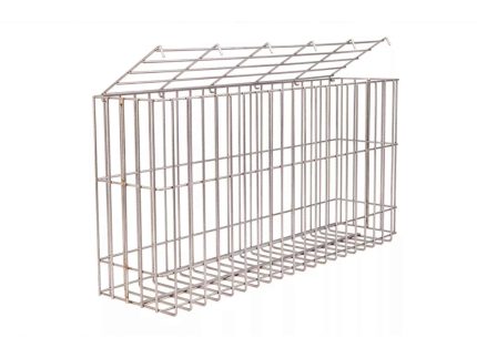 Billedet viser Gabionhegn - Panelhegn "FUNDA" 2D OVERFL.Behandl, en rektangulær trådnethylde med en skrå, åben top. Den er lavet af metal og designet til vægmontering og kan prale af et gittermønster svarende til gabionhegn til at holde genstande. Det minimalistiske design sikrer både funktionalitet og et åbent, luftigt udseende.