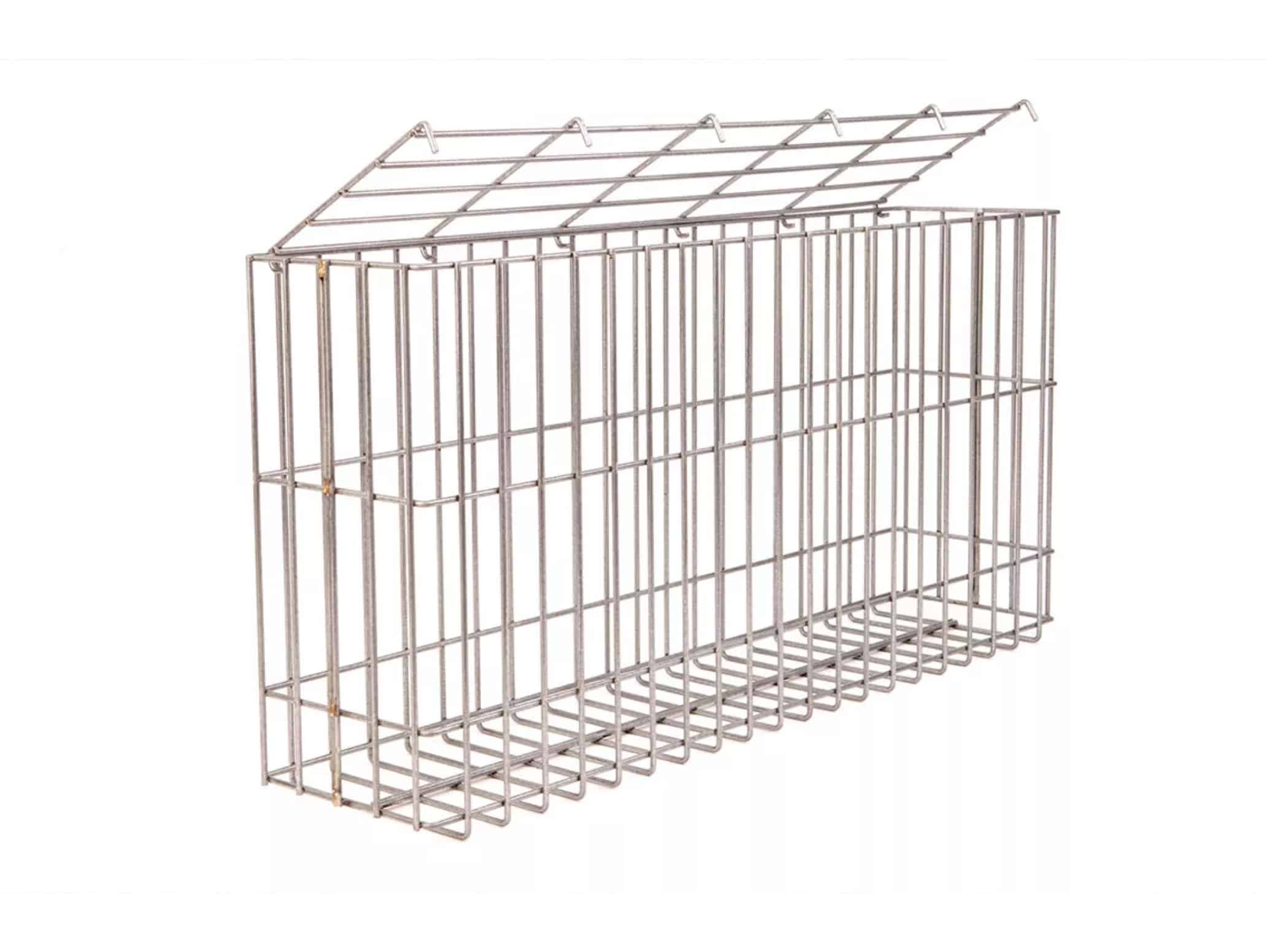 Billedet viser Gabionhegn - Panelhegn "FUNDA" 2D OVERFL.Behandl, en rektangulær trådnethylde med en skrå, åben top. Den er lavet af metal og designet til vægmontering og kan prale af et gittermønster svarende til gabionhegn til at holde genstande. Det minimalistiske design sikrer både funktionalitet og et åbent, luftigt udseende.