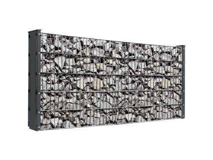 En rektangulær Gabionhegn - Panelhegn "SOUTH" 2D OVERFL.Behandl? fyldt med uregelmæssigt formede grå og hvide sten. Gabionen er arrangeret i en robust, modulær konfiguration, set på en almindelig hvid baggrund.