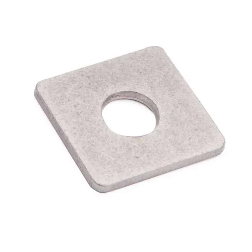 En sølv Holdeplade med hul - Rustfrit stål, med en firkantet form og et cirkulært hul i midten. Denne spændeskive, lavet af rustfrit stål, har et enkelt, fladt design med en glat overflade og vises på en hvid baggrund.